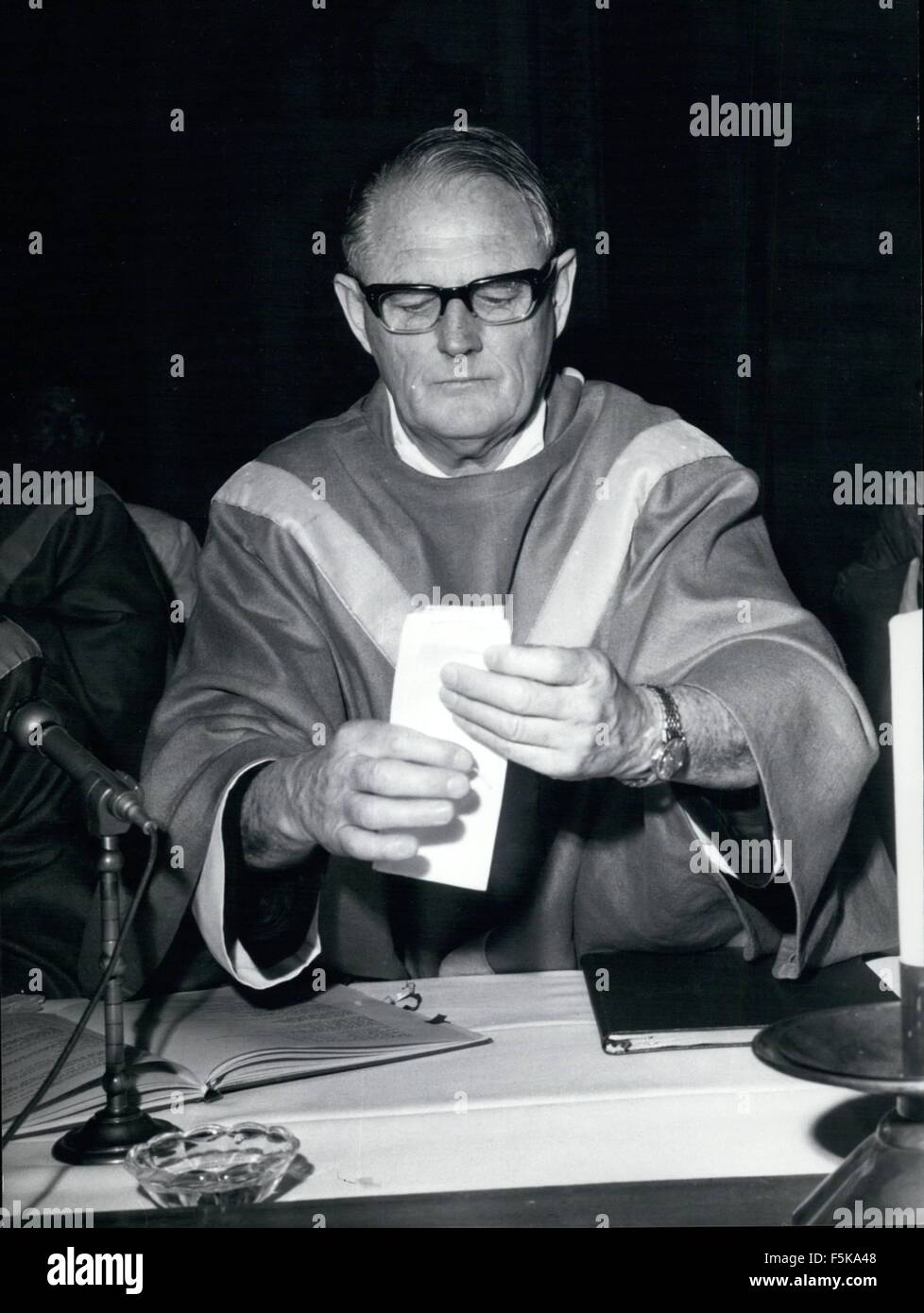 1968 - Le père William Jordan, l'ex-militaire de l'agent de service, maintenant âgée de 60 ans, a été ordonné prêtre catholique par la carte. John Wright, ce matin dans la basilique de St Paul. Il a été parachuté en France occupée et en Grèce pendant la guerre. Veuillez voir histoire envoyée il y a quelques jours. La photo montre le Cardinal John Wright ordination F.William Jordan, le père William Jordan durant la cérémonie d'ordination prêtre. © Keystone Photos USA/ZUMAPRESS.com/Alamy Live News Banque D'Images