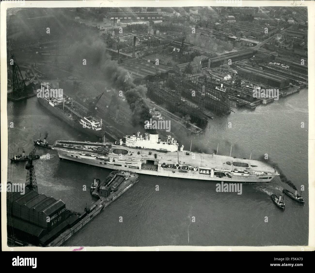 1968 - La Nouvelle 25 000 000 porte-avions se prépare pour essais cliniques. Photo montre :- Vue de la Grande-Bretagne de neuf Vingt-cinq millions de livres porte-avions H.M.S. Ark Royal comme elle a glissé tranquillement de Cammel Laird Birkenhead du chantier naval pour traverser quatre milles à Gladstone Dock - pour le montage des hélices dans la préparation de son procès le mois prochain. Le navire de 36 000 tonnes a pris dix ans à construire. © Keystone Photos USA/ZUMAPRESS.com/Alamy Live News Banque D'Images