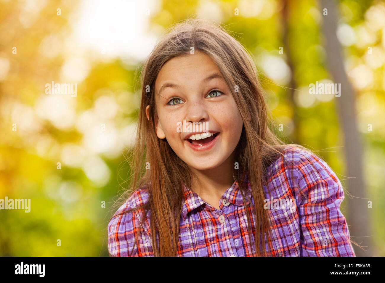 Peu laughing girl portrait in autumn park Banque D'Images