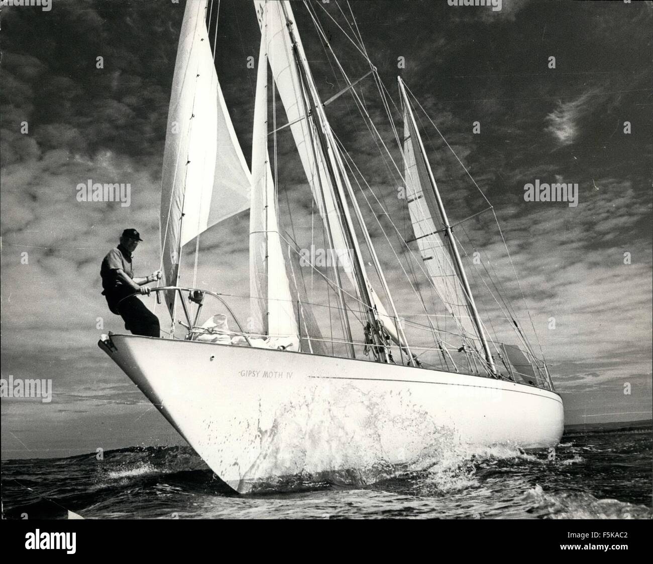 1968 - Photo montre M. Francis Chichester vu à bord de la Spongieuse IV hier au cours des essais cliniques dans le Solent. © Keystone Photos USA/ZUMAPRESS.com/Alamy Live News Banque D'Images