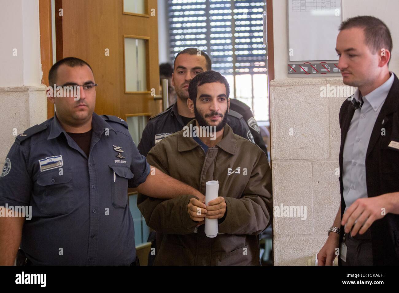 (151105) -- Jérusalem, le 5 novembre 2015 (Xinhua) -- Abed al-Aziz Meri, 21 ans, est escorté par des membres de l'administration pénitentiaire israélienne au tribunal de district de Jérusalem, le 5 novembre 2015. Abed al-Aziz Meri a été accusé jeudi matin avec deux chefs de meurtre prémédité pour fomenter de poignarder Nehemia Lavi et Aharon Bennett dans la vieille ville de Jérusalem dans le mois dernier. (Xinhua/JINI) Banque D'Images