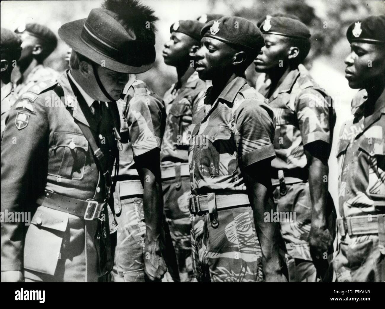 Avril 1980 - Final sur le défilé des Rhodesian African rifles Le Colonel McKenna l'inspection au défilé des Rhodesian African Rifles à la caserne de Shaw, Bulawayo. Lors du dernier défilé passant-out avant qu'ils soient intégrés dans la nouvelle armée du Zimbabwe. (Crédit Image : © Keystone Photos USA/ZUMAPRESS.com) Banque D'Images