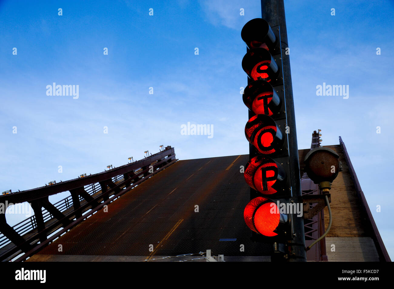 Panneau d'arrêt sur le pont de la rue 95e E. soulevées au cours de la rivière Calumet, Chicago, Illinois. Scène de film dans 'The Blues Brothers' film. Banque D'Images