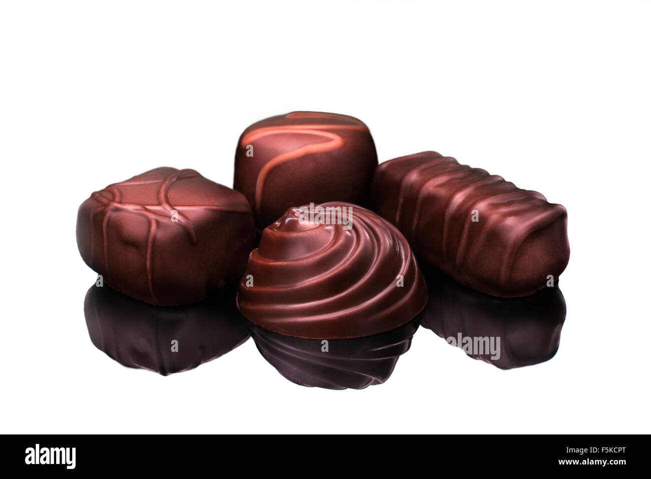 Chocolats sont vus close up sur fond blanc en studio, 2015. (Adrien Veczan) Banque D'Images