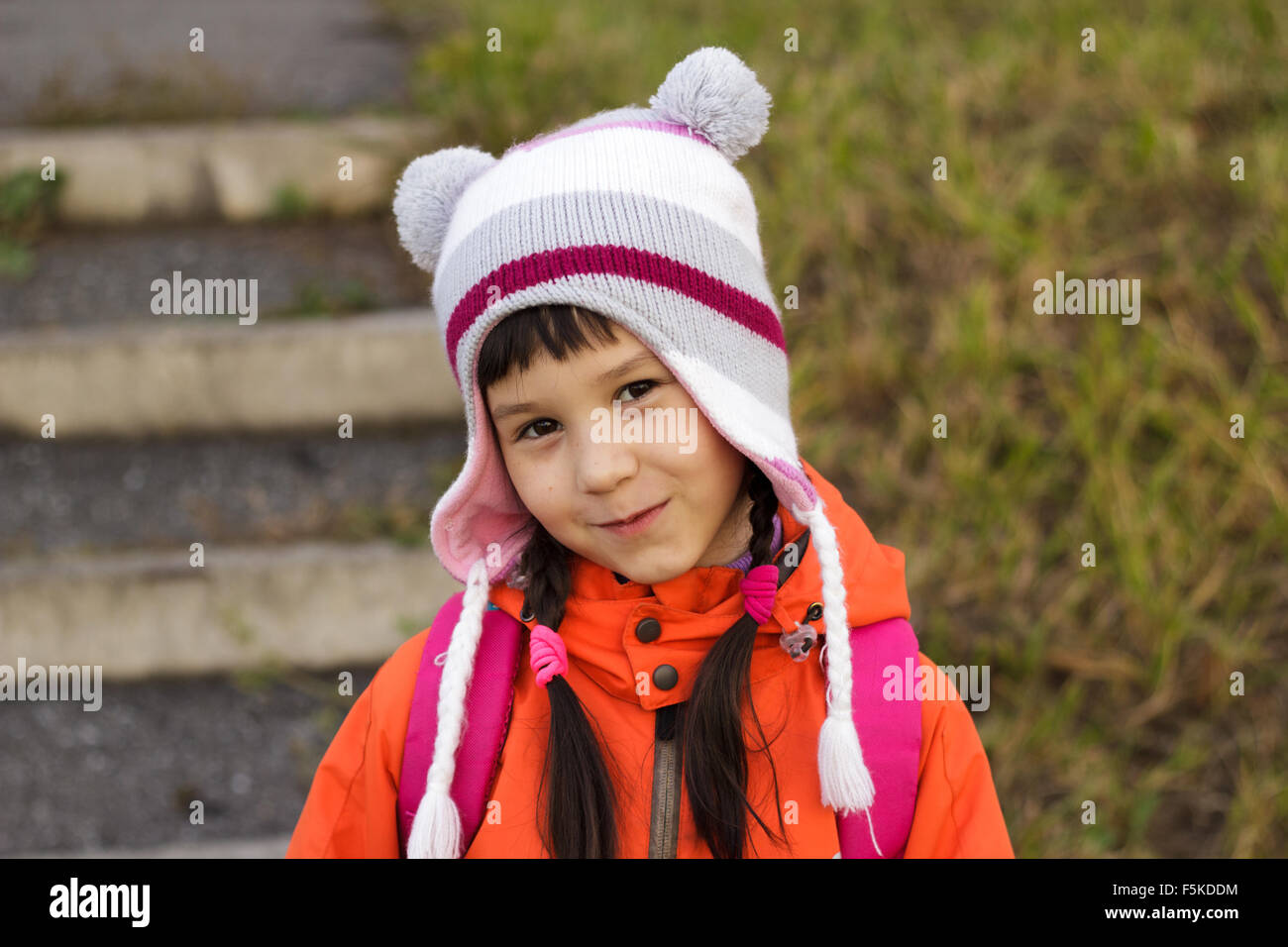 Petite fille marche dans l'automne en plein air Banque D'Images