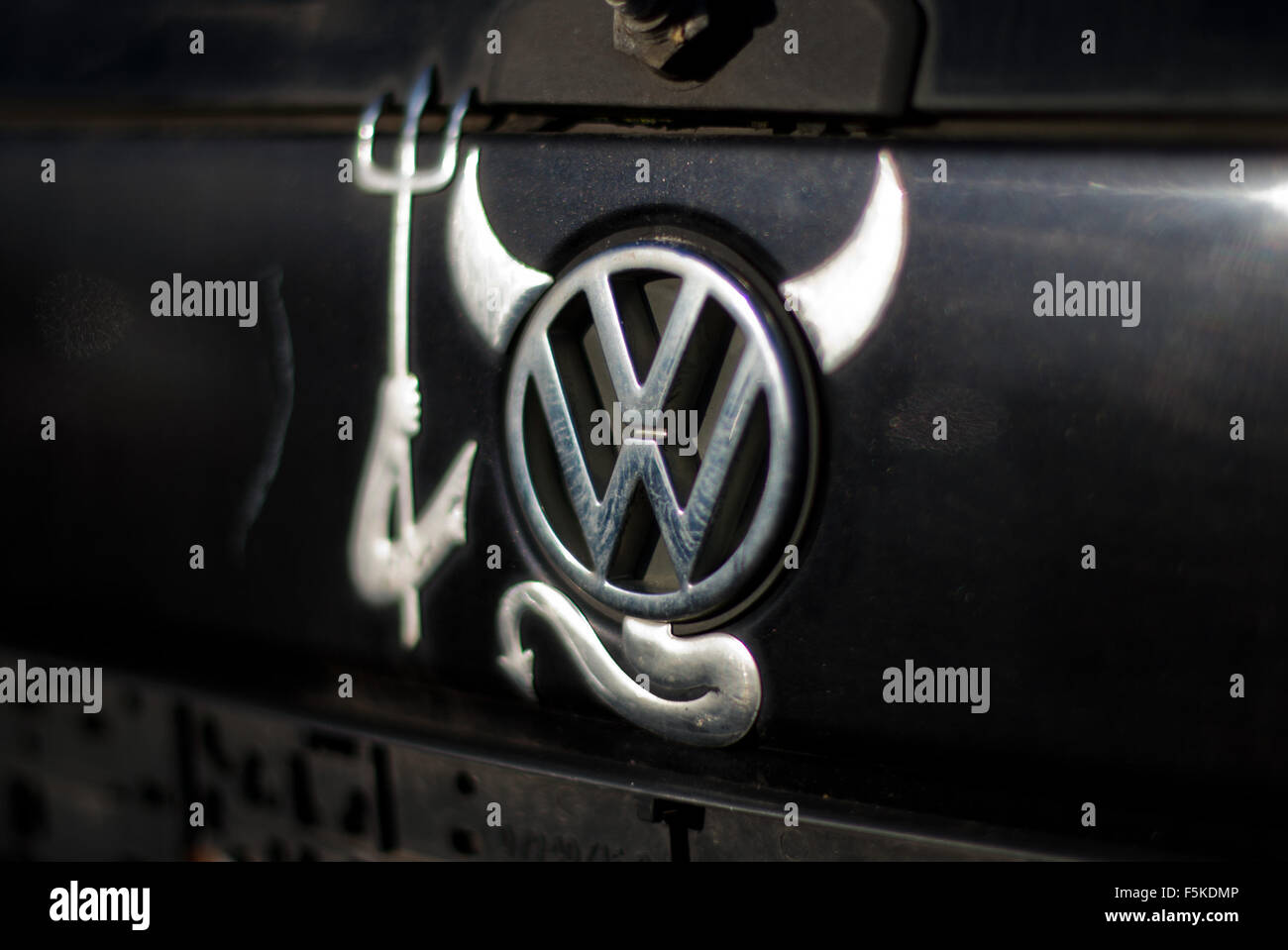 Peine, l'Allemagne. 05Th Nov, 2015. Une vieille Volkswagen Polo avec un logo en forme d'un diable peut être vu dans un parc à ferrailles dans peine, l'Allemagne, 05 novembre 2015. La poursuite de l'état de Braunschweig est trafiqué en utilisant les données d'émissions de CO2 de voitures Volkswagen comme occassion pour de nouvelles enquêtes. Photo : JULIAN STRATENSCHULTE/dpa/Alamy Live News Banque D'Images