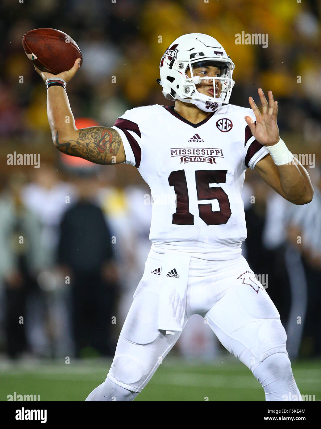 5 novembre, 2015 : Mississippi State Bulldogs quarterback Dak Prescott (15) revient pour un passage au cours de la première moitié d'un match de football contre la NCAA Missouri Tigers à Faurot Field dans Memorial Stadium en Colombie-Britannique, Mo.© Billy Hurst/CSM Banque D'Images