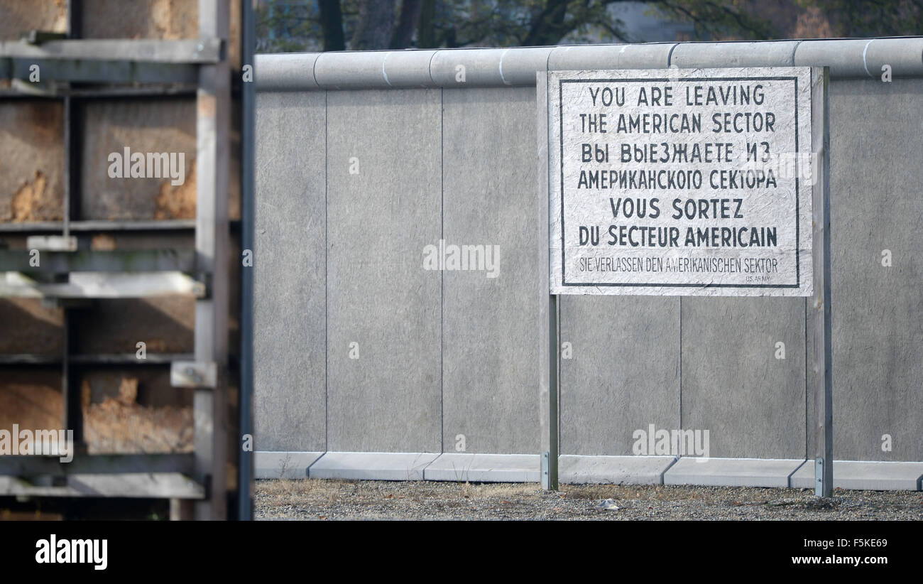 Potsdam, Allemagne. 05Th Nov, 2015. Une réplique d'une section de l'ex-Mur de Berlin avec un panneau avec écrit "Vous quittez le secteur américain' en plusieurs langues peuvent être vus au film studios de Babelsberg à Potsdam, Allemagne, 05 novembre 2015. Il y a 26 ans, le 09 novembre, la chute du Mur de Berlin à l'ancienne frontière à l'ouest de Berlin. Photo : RALF HIRSCHBERGER/ZB/dpa/Alamy Live News Banque D'Images