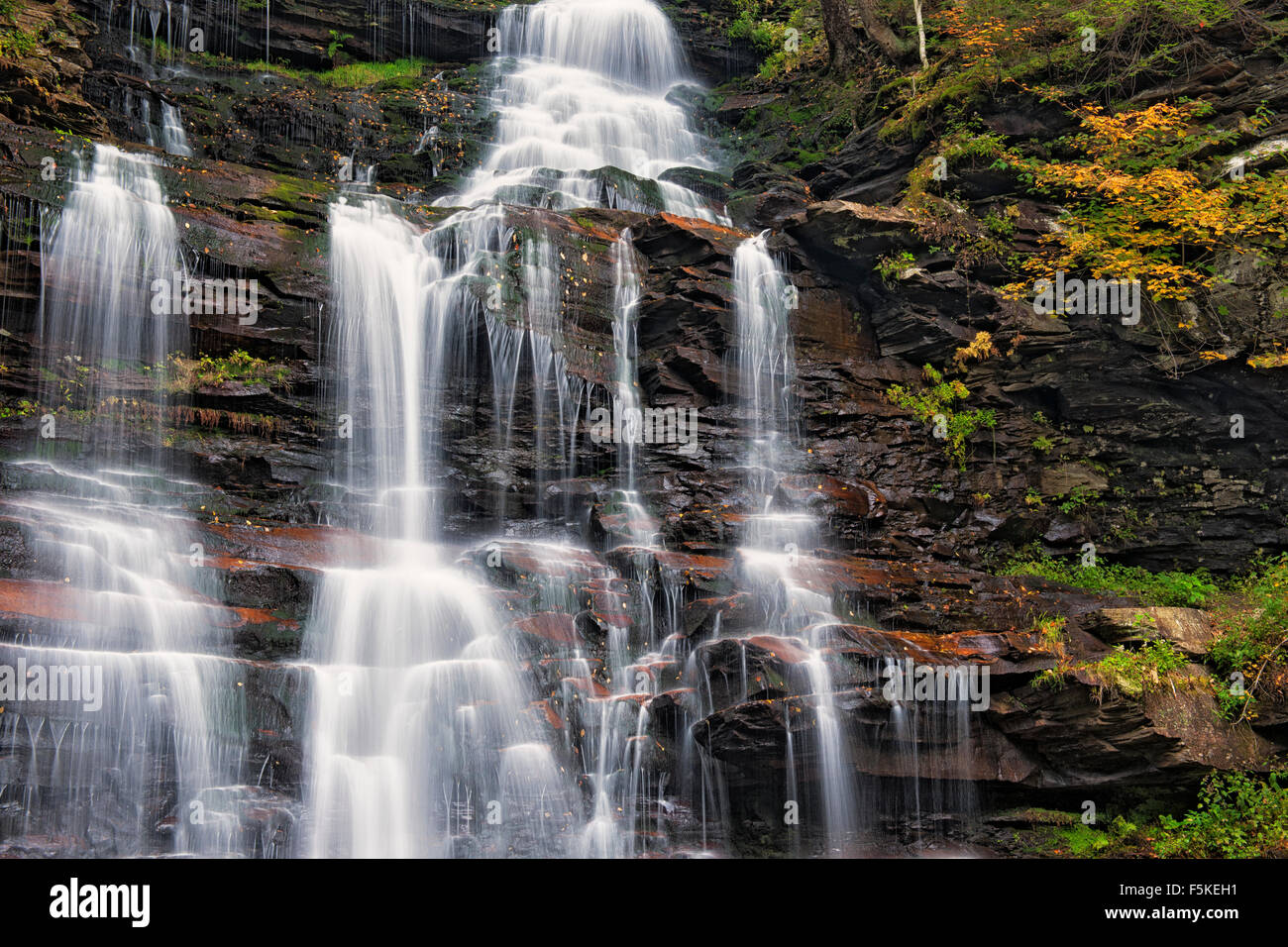 La beauté de l'automne à niveaux multiples chutes Ganoga dans New York's Ricketts Glen State Park. Banque D'Images