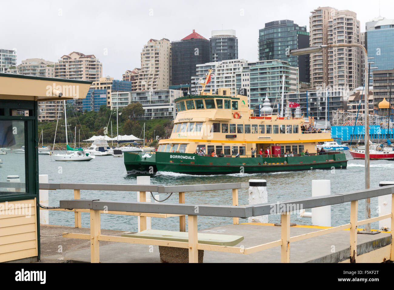 Ferry de Sydney MV Borrowdale au quai de ferry de McMahons point dans le nord de Sydney, Nouvelle-galles du sud, Australie Banque D'Images