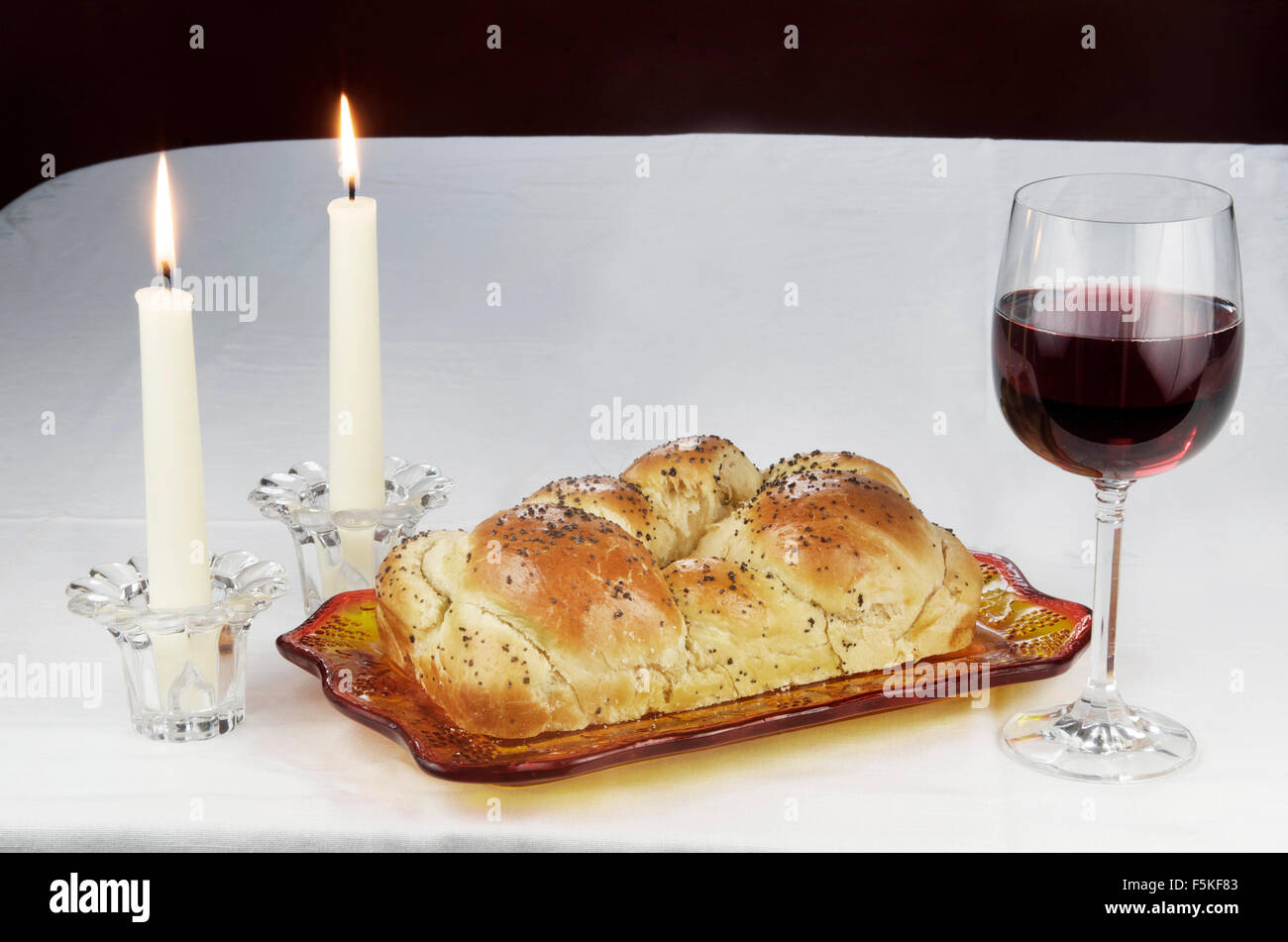 L'Observance du Chabbat, Challah, vin, allumé des bougies Banque D'Images
