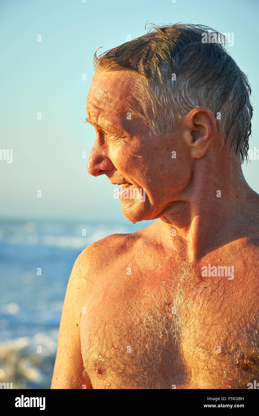 Côté masculin portrait, les gouttelettes d'eau, de la plage, l'établissement golden light Banque D'Images
