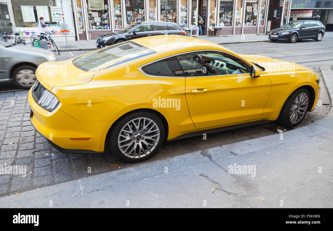 Vienne, Autriche - Novembre 4, 2015 : Ford Mustang 2015 voiture se dresse sur la rue de ville, vue arrière voiture de sport légendaire Banque D'Images