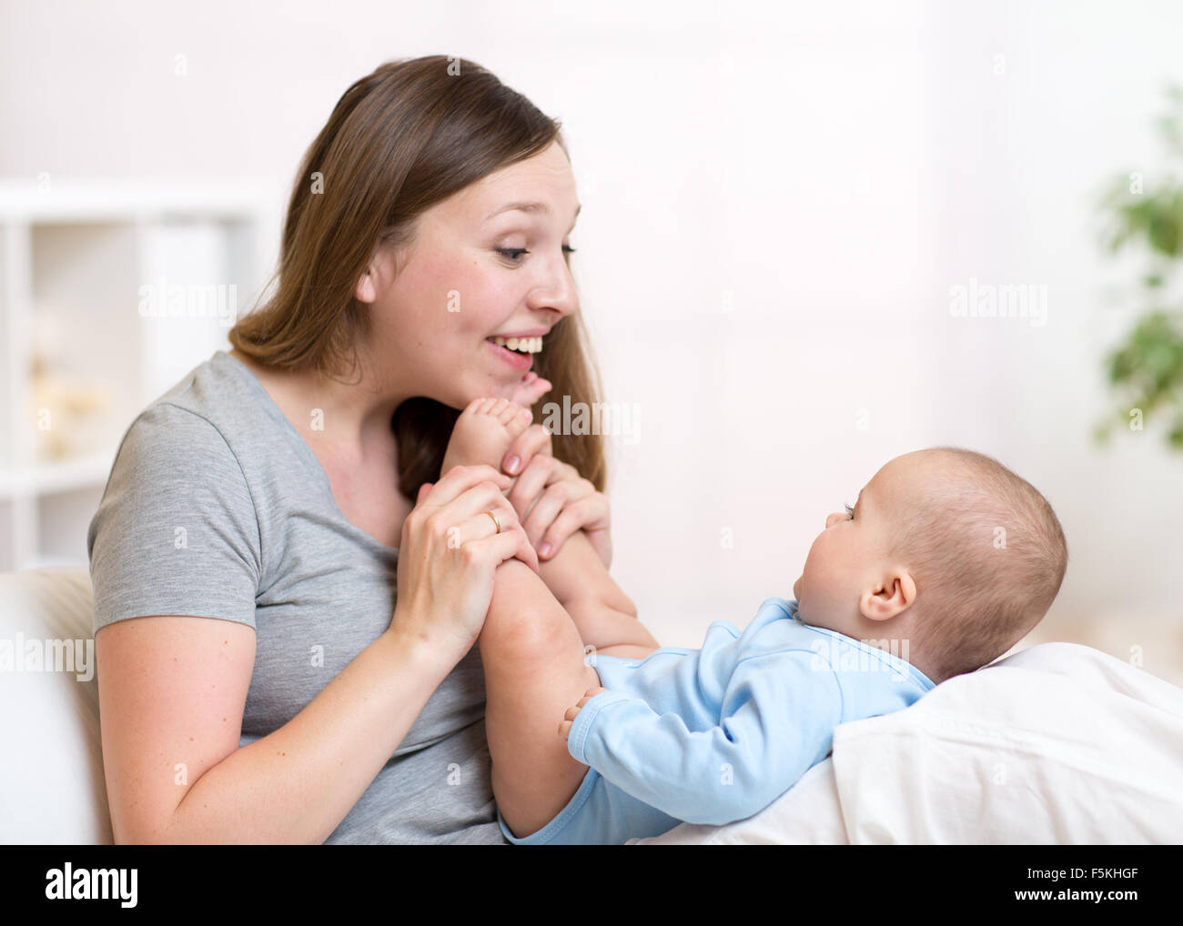 Heureuse mère avec son petit bébé à la maison Banque D'Images