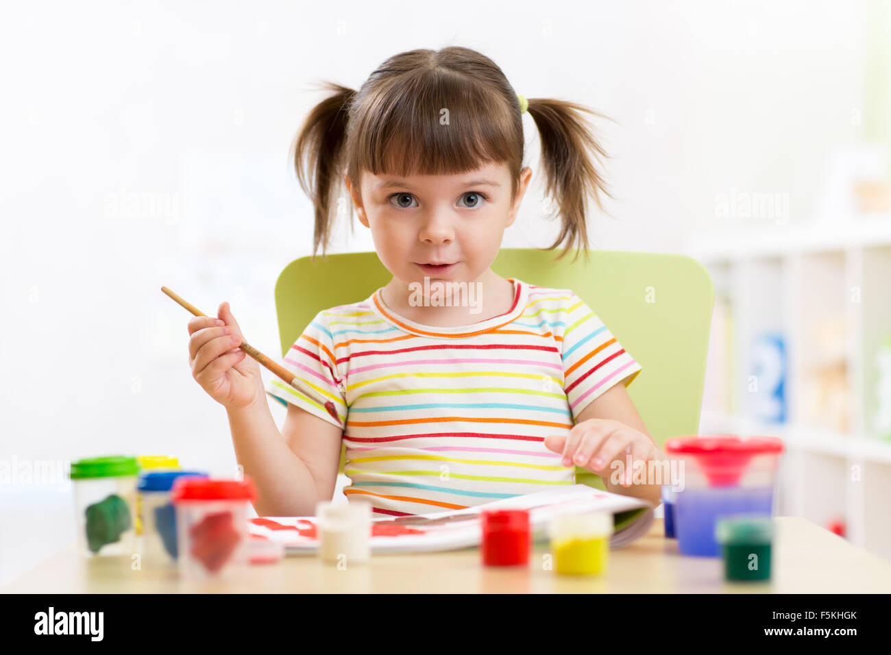 Jeu pour Enfants et de la peinture à la maison ou au jardin ou playschool Banque D'Images