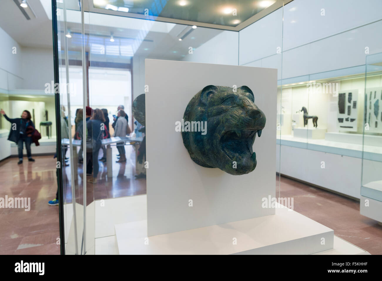 Olympie, Grèce - 29 octobre 2015 : Musée Archéologique d'Olympie. Tête de lion en bronze Banque D'Images
