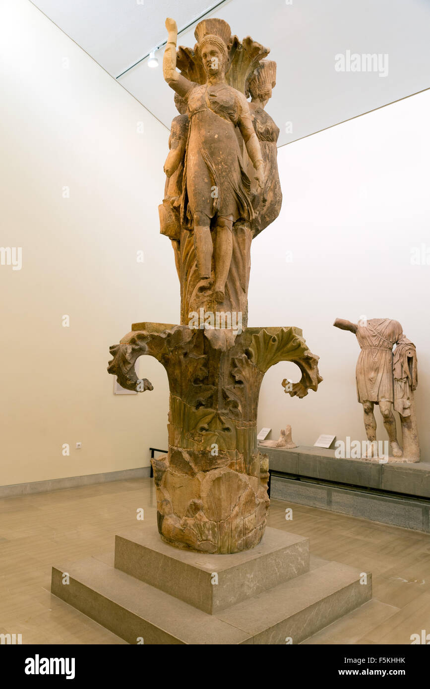 Delphes, GRÈCE - 30 octobre 2015 : Musée archéologique de Delphes.La colonne Akanthos Banque D'Images