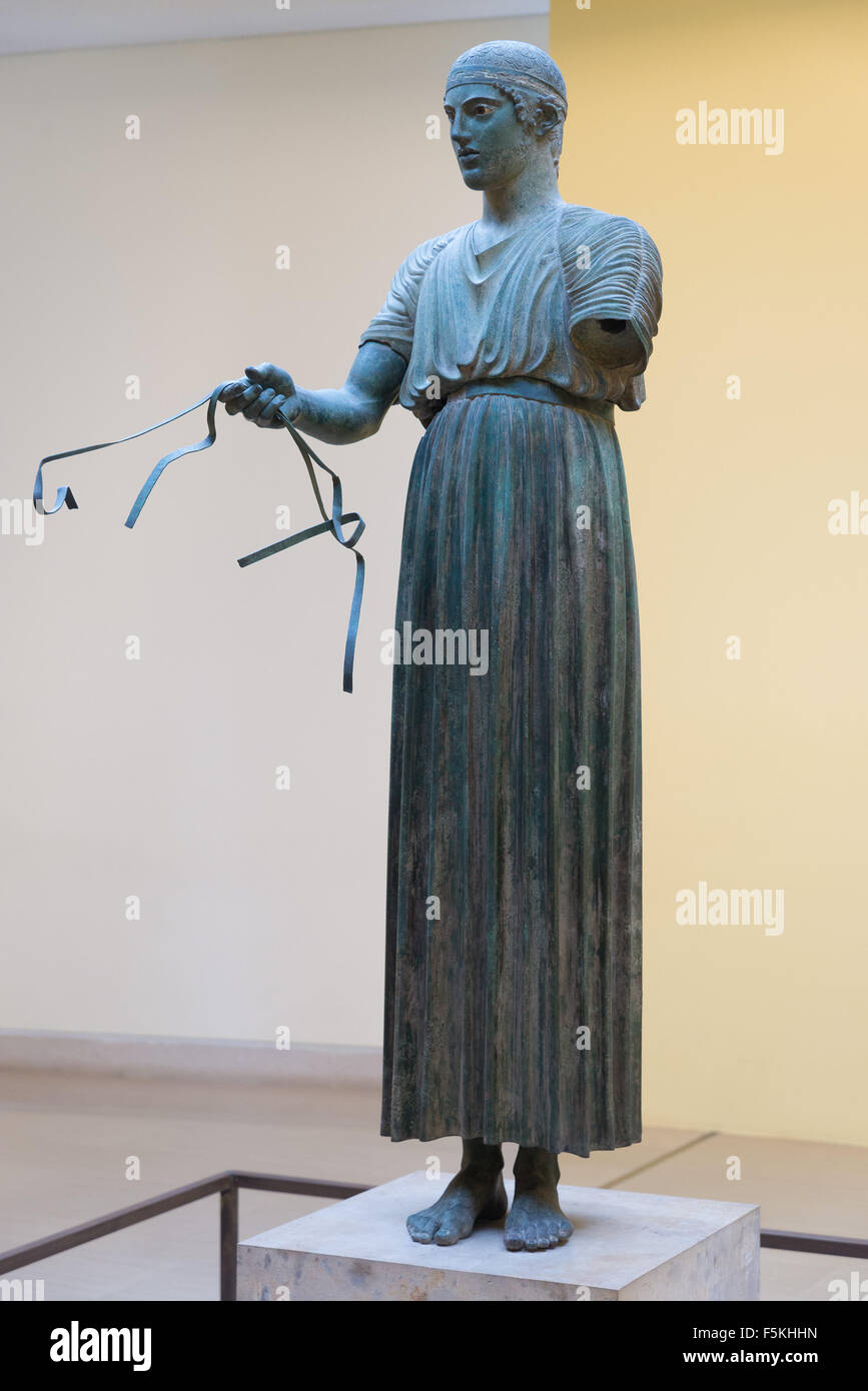 Delphes, GRÈCE - 30 octobre 2015 : Musée archéologique de Delphes, l'Aurige de Delphes, aussi connu comme Heniokhos), est l'un des t Banque D'Images