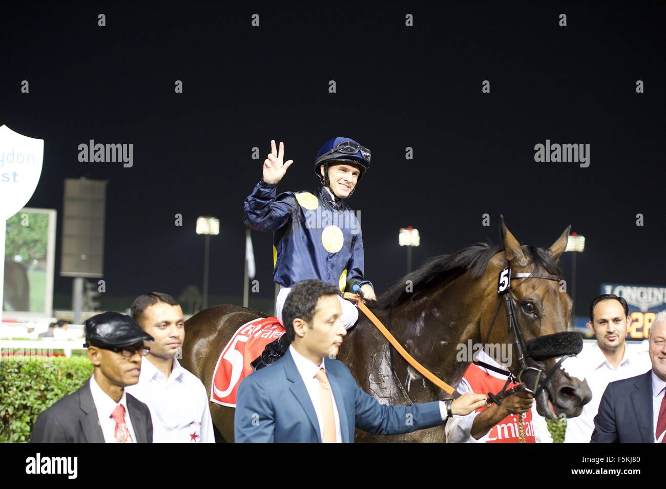 L'hippodrome de Meydan, eau. 5 novembre, 2015. Richard Mullen dans le cercle des vainqueurs après avoir remporté la course à Handicap 2 pur-sang Meydan Crédit : Tom Morgan/Alamy Live News Banque D'Images