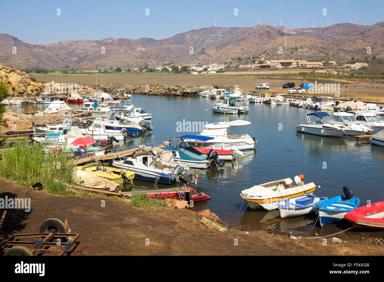 Vieux bateaux de pêche liée à la côte avec une mer calme et réflexions Banque D'Images