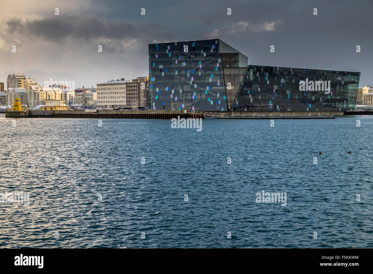 Port de Reykjavik et Harpa Concert Hall Building vue panoramique en hiver, l'Islande Banque D'Images