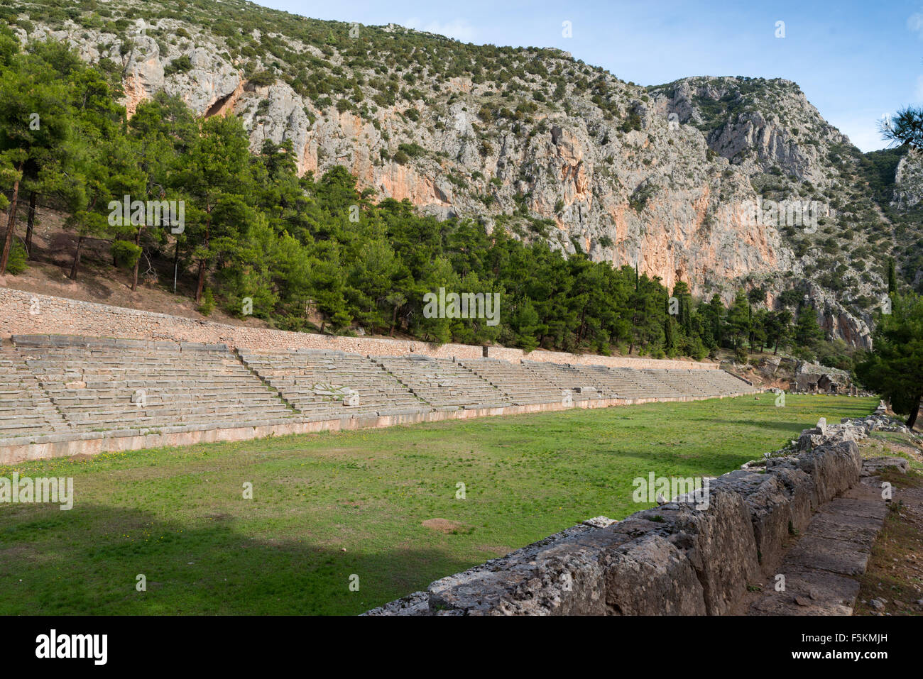 Le site archéologique de Delphes a été inscrit sur la la Liste du patrimoine mondial de l'UNESCO. Le stade au sommet des montagnes Banque D'Images