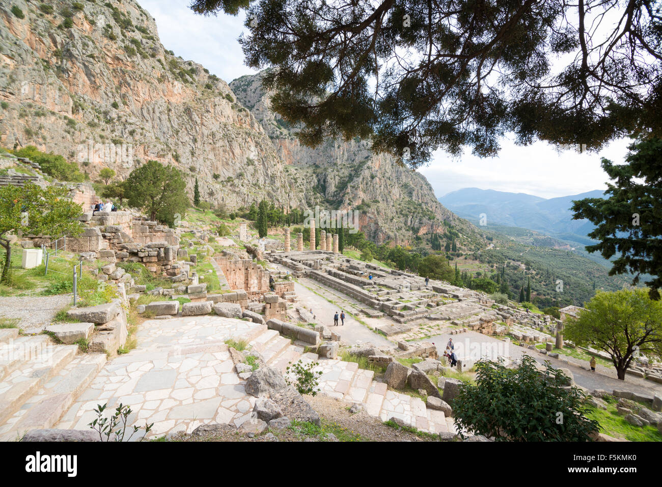 Le site archéologique de Delphes a été inscrit sur la la Liste du patrimoine mondial de l'UNESCO. Le Temple d'Apollon Banque D'Images