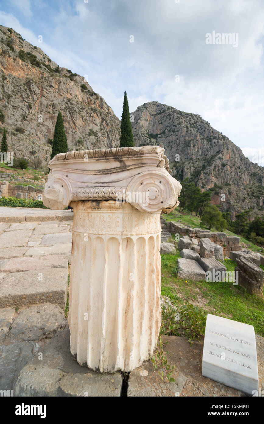 Le site archéologique de Delphes a été inscrit sur la la Liste du patrimoine mondial de l'UNESCO. Dans foregr détaillées colonne grecque Banque D'Images