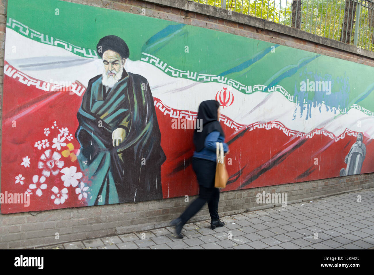 Téhéran, Iran. 4 novembre, 2015.Des milliers d'Iraniens ont brûlé le drapeau américain et ont scandé des slogans mercredi à l'occasion du anniversaire de la saisie de l'ambassade américaine à Téhéran par des étudiants il y a 36 ans Banque D'Images