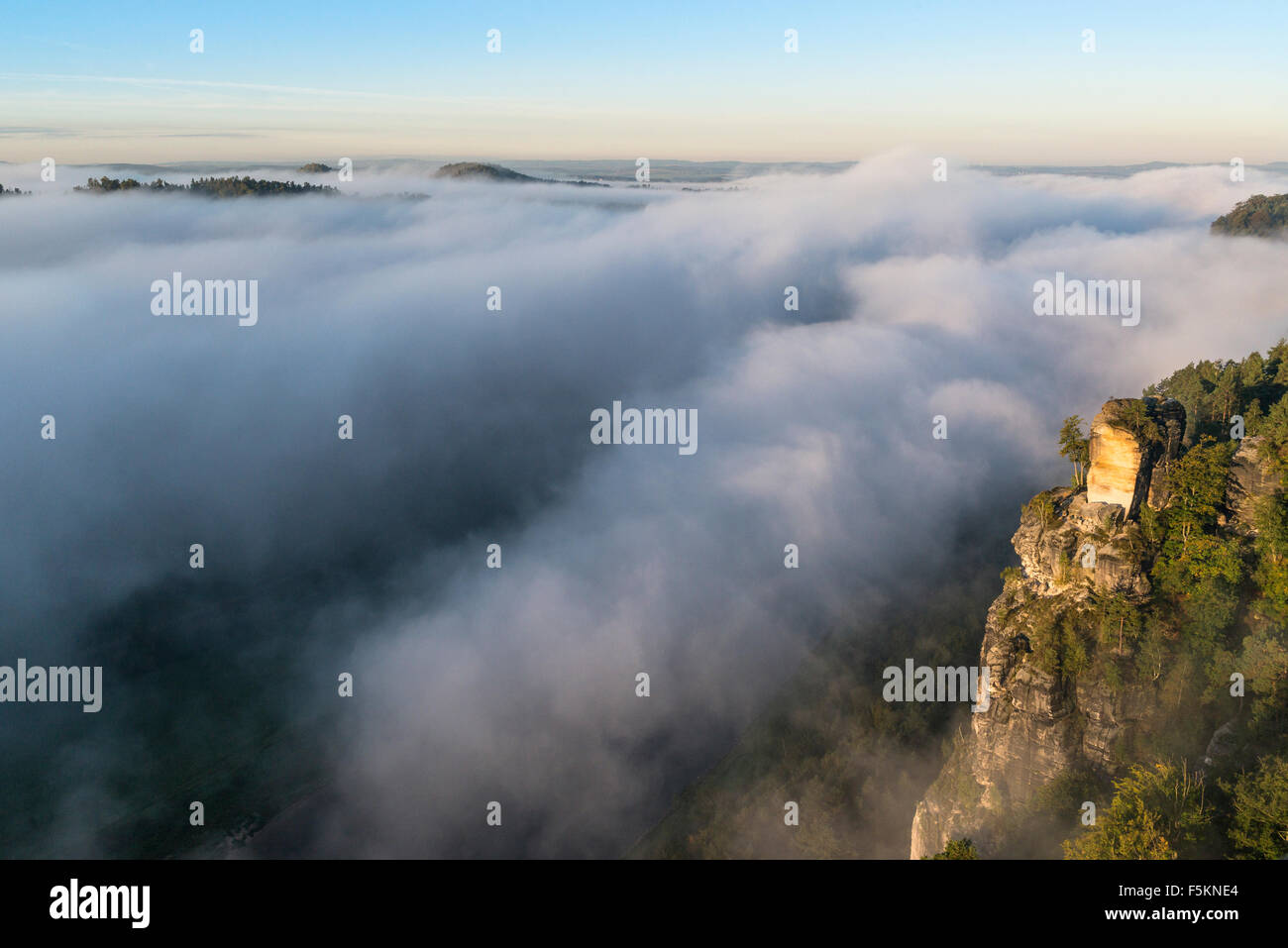 Elbe dans le brouillard du matin, des montagnes de grès de l'Elbe, Saxe, Allemagne Banque D'Images