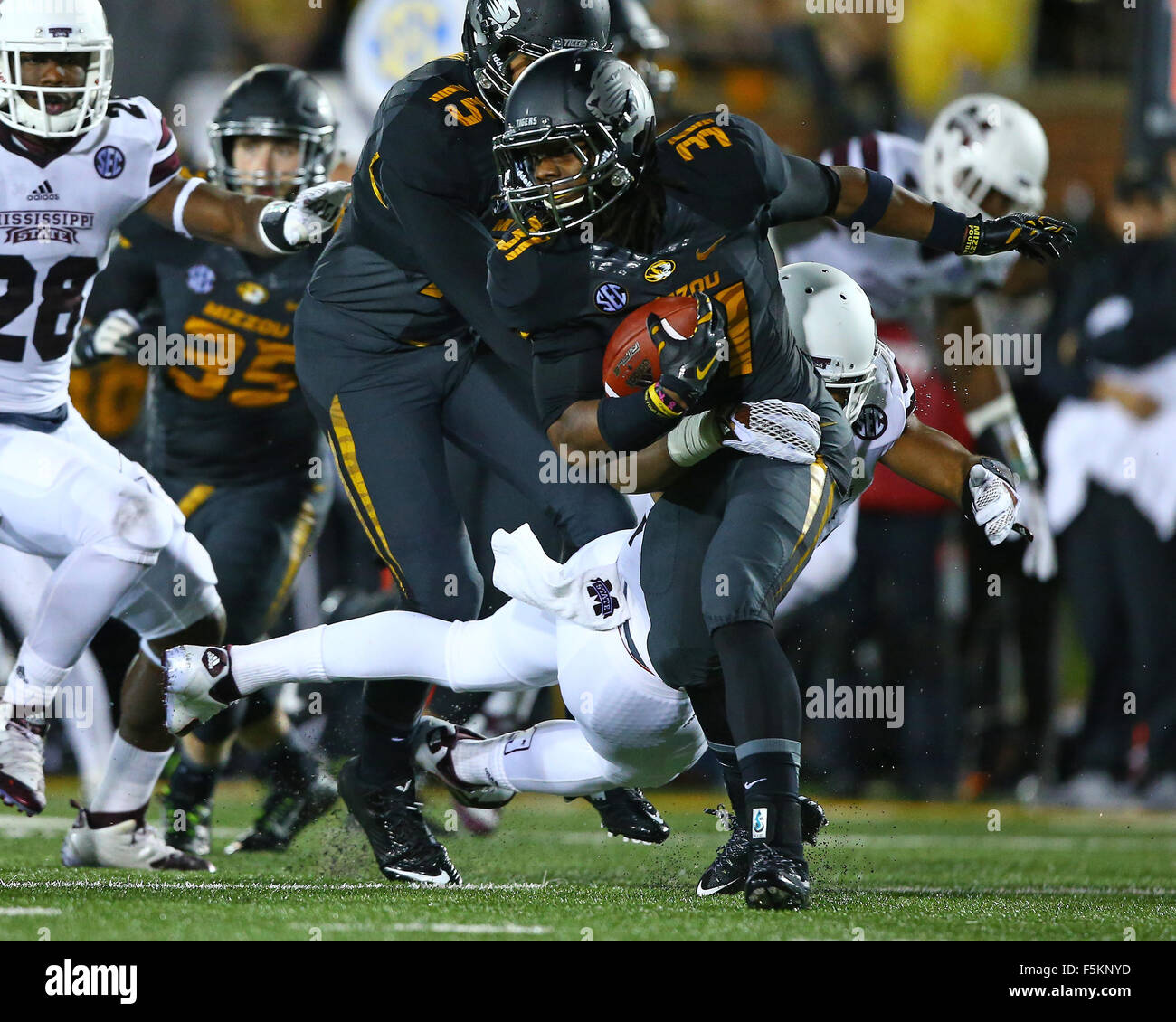 5 novembre, 2015 : Missouri Tigers arrière défensif Finis Stribling IV (31) est abordé par Mississippi State Bulldogs arrière défensif Mark McLaurin (41) qu'il revient d'un coup de pied au cours de la seconde moitié d'un match de football de la NCAA à Faurot Field dans Memorial Stadium en Colombie-Britannique, l'État du Mississippi ve a gagné le match 31-13. Crédit obligatoire : Billy Hurst/CSM Banque D'Images