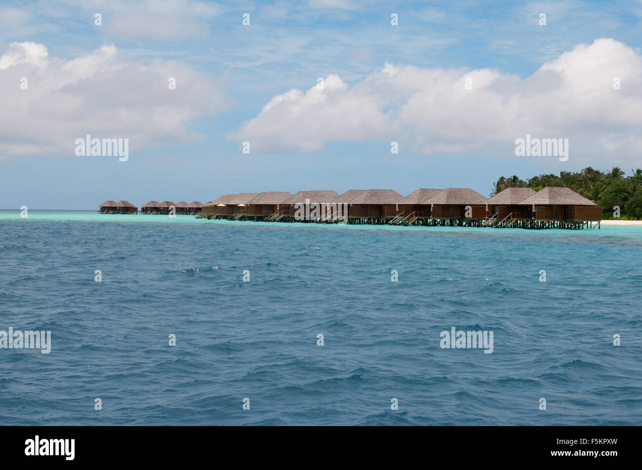 Bungalows sur une île tropicale, de Rasdhoo atoll, Maldives, océan Indien Banque D'Images