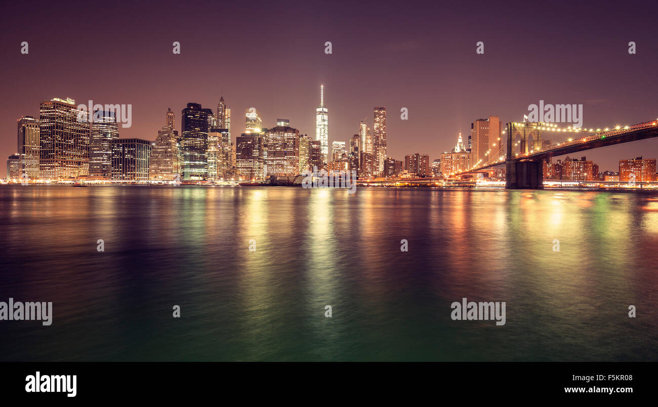 Tons Vintage Manhattan waterfront de nuit, New York City, USA. Banque D'Images