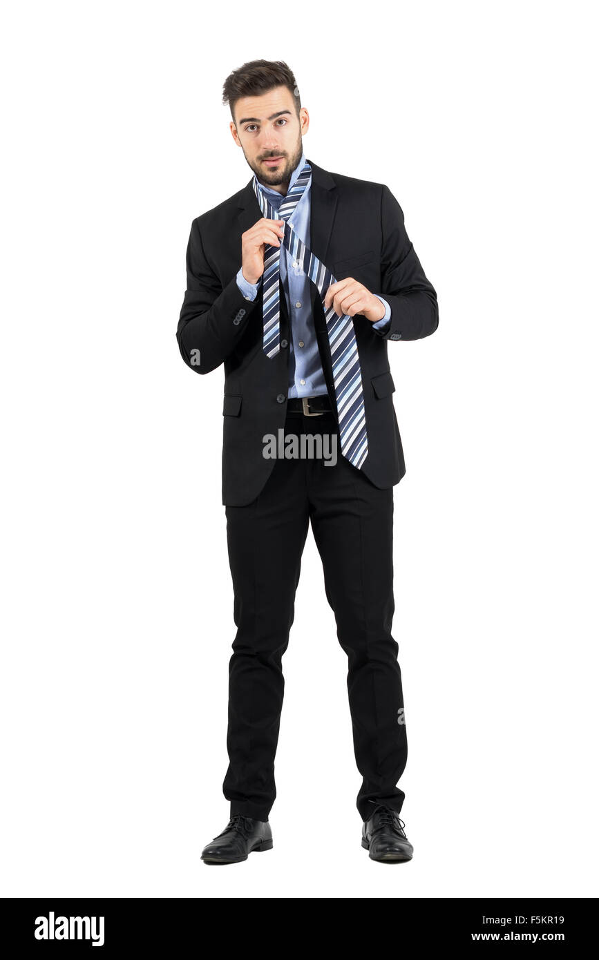 Jeune homme barbu d'entreprise liée à la cravate à huis clos. La pleine  longueur du corps portrait studio isolated over white background Photo  Stock - Alamy