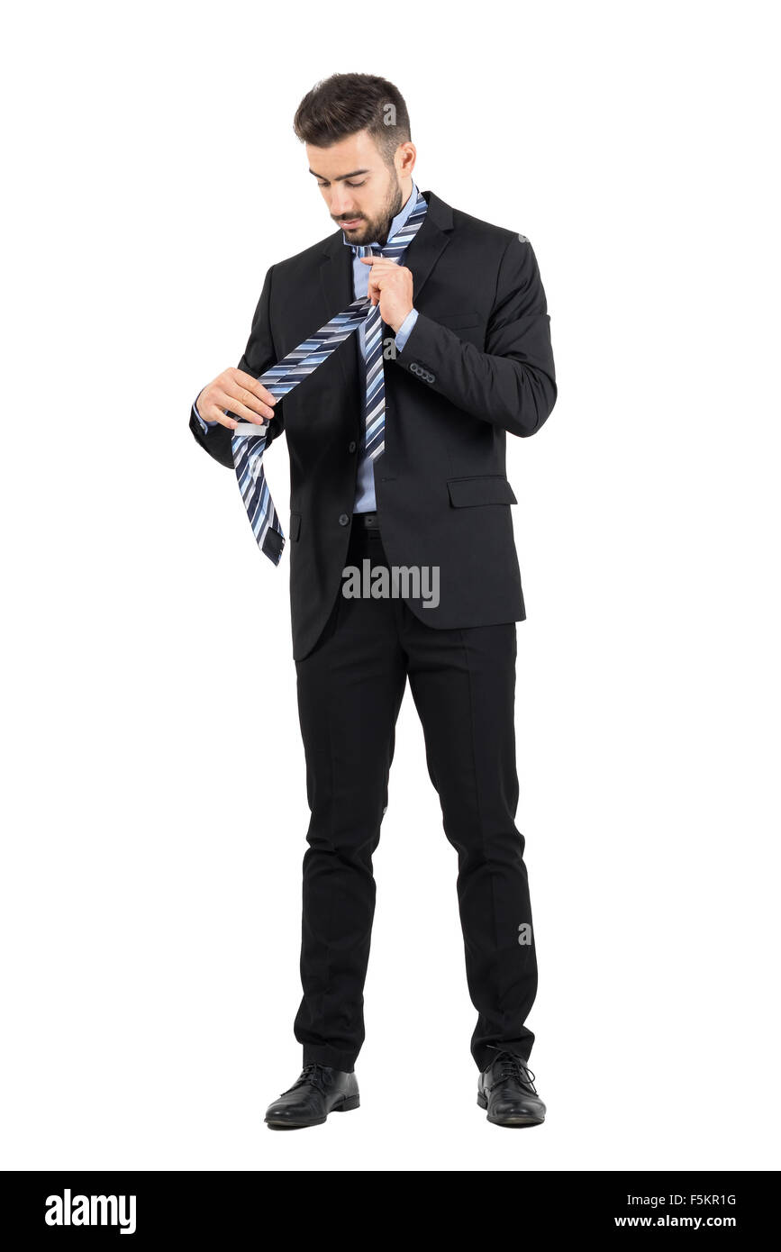 Beau jeune homme d'affaires noeud de cravate de liage. La pleine longueur du corps portrait studio isolated over white background. Banque D'Images
