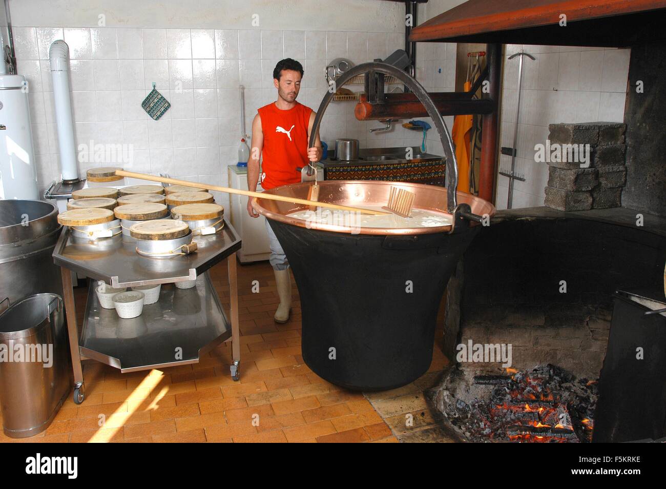 Fromage, malga Agordino production de fromage traditionnel - Veneto, Italie © Marco Bruzzo/Sintesi/Alamy Stock Photo Banque D'Images