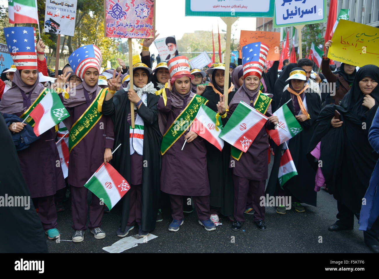 Téhéran, Iran. 4 novembre, 2015.Des milliers d'Iraniens ont brûlé le drapeau américain et ont scandé des slogans mercredi à l'occasion du anniversaire de la saisie de l'ambassade américaine à Téhéran par des étudiants il y a 36 ans Banque D'Images