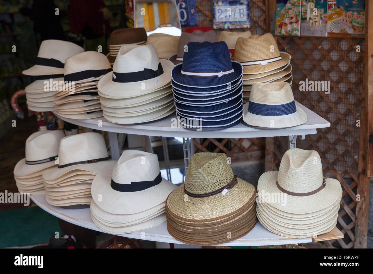 Panama chapeaux et autres chapeaux de paille d'été sur l'écran dans un magasin  à Positano sur la côte amalfitaine, Campanie, Italie Photo Stock - Alamy