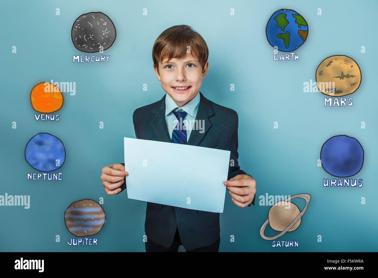 Teen boy businessman holding une feuille de papier blanc et souriant Banque D'Images