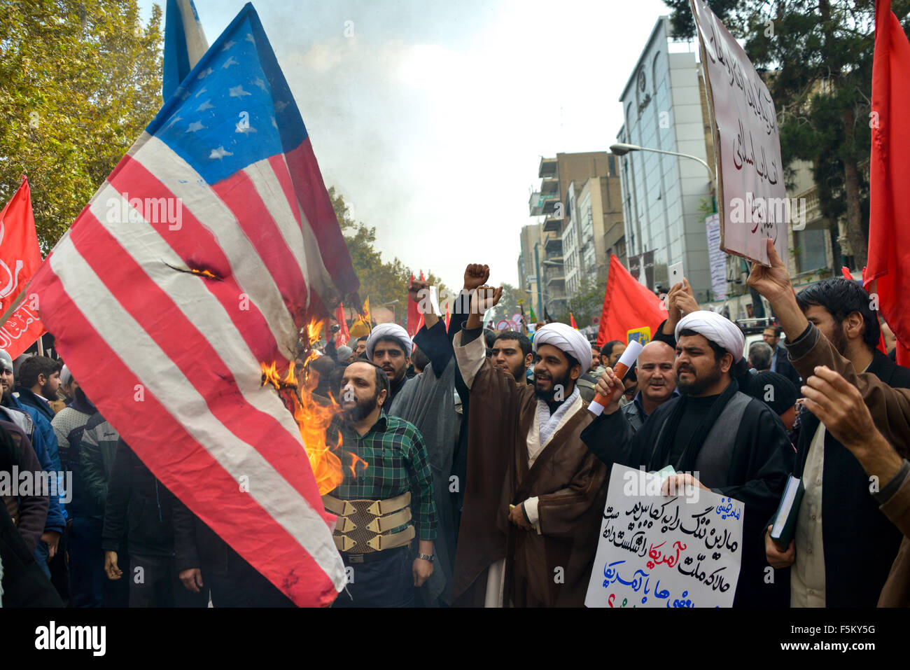 Téhéran, Iran. 4 novembre, 2015 manifestants brûlent des drapeaux américains.au cours d'un rassemblement devant l'ancienne ambassade américaine à Téhéran, Iran, 4 novembre 2015, sur le 36e anniversaire de sa saisie par les élèves : Crédit Alireza FIROUZI/Alamy Live News Banque D'Images