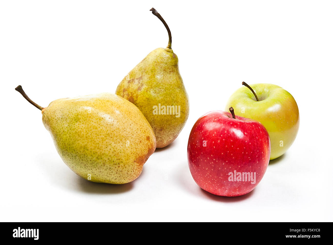 Deux poires vertes fraîches et deux pommes en rouge et vert. Groupe de juicy fruits mûrs. Isolé sur fond blanc. Banque D'Images