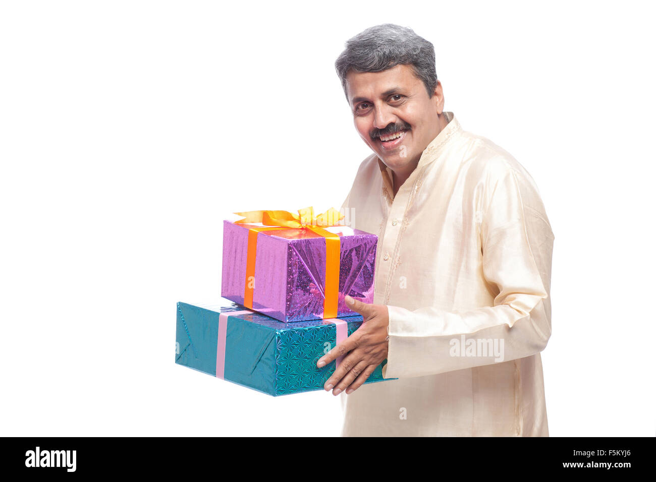 Homme portant kurta et holding gift, Inde, Asie, M.# 790g Banque D'Images