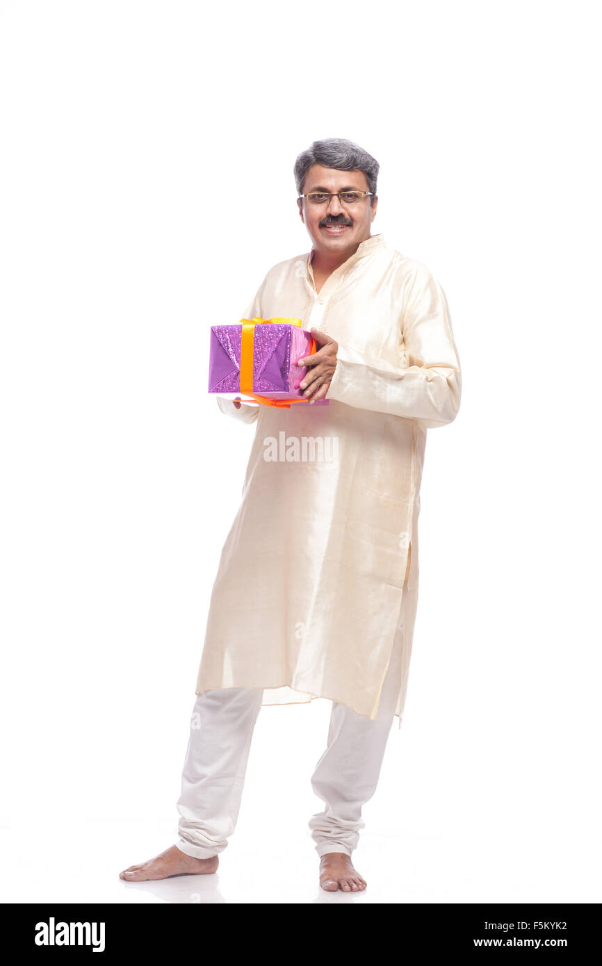 Homme portant kurta et holding gift, Inde, Asie, M.# 790g Banque D'Images