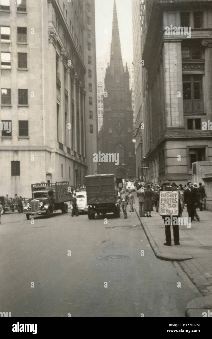 Un homme avec une pancarte publicitaire dans une rue du centre-ville, New York, USA Banque D'Images