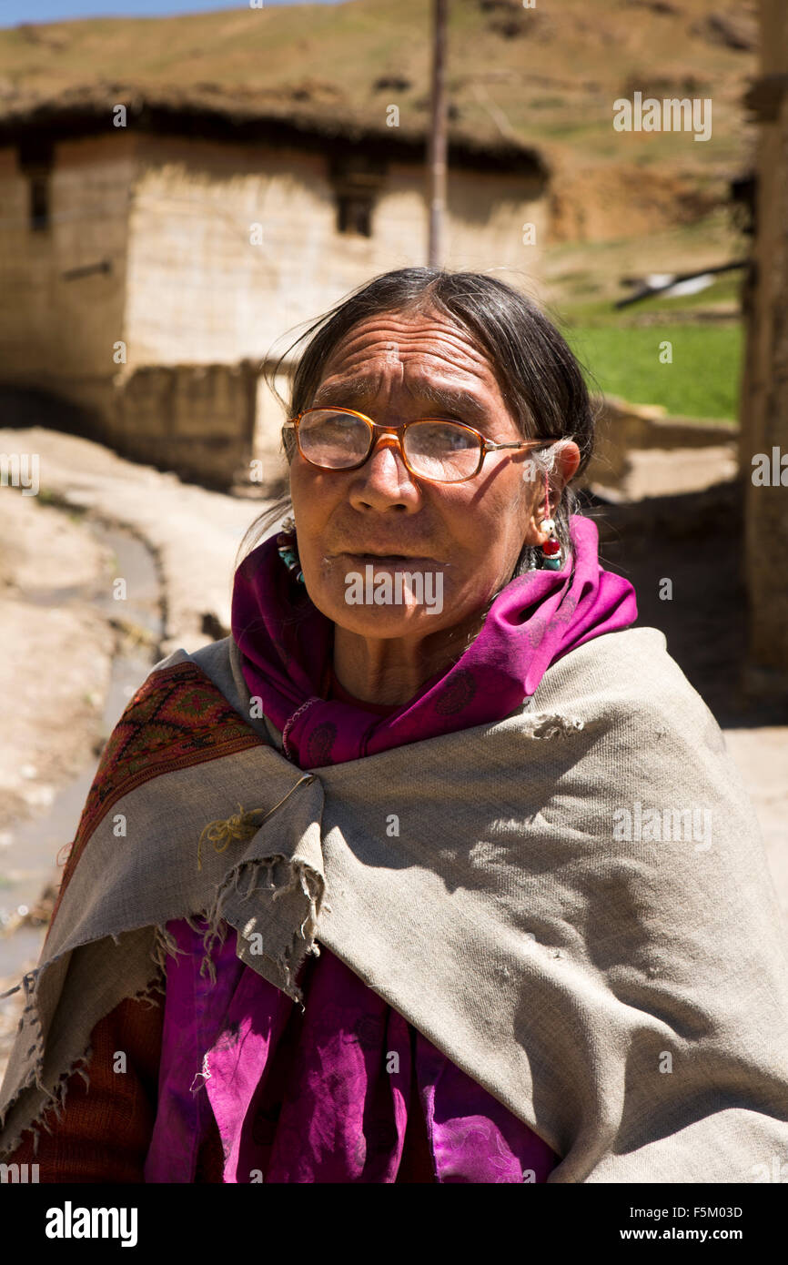 L'Inde, l'Himachal Pradesh, le Spiti Valley, Kibber, vieux village femme avec mauvaise vue et lunettes lentille épaisse Banque D'Images
