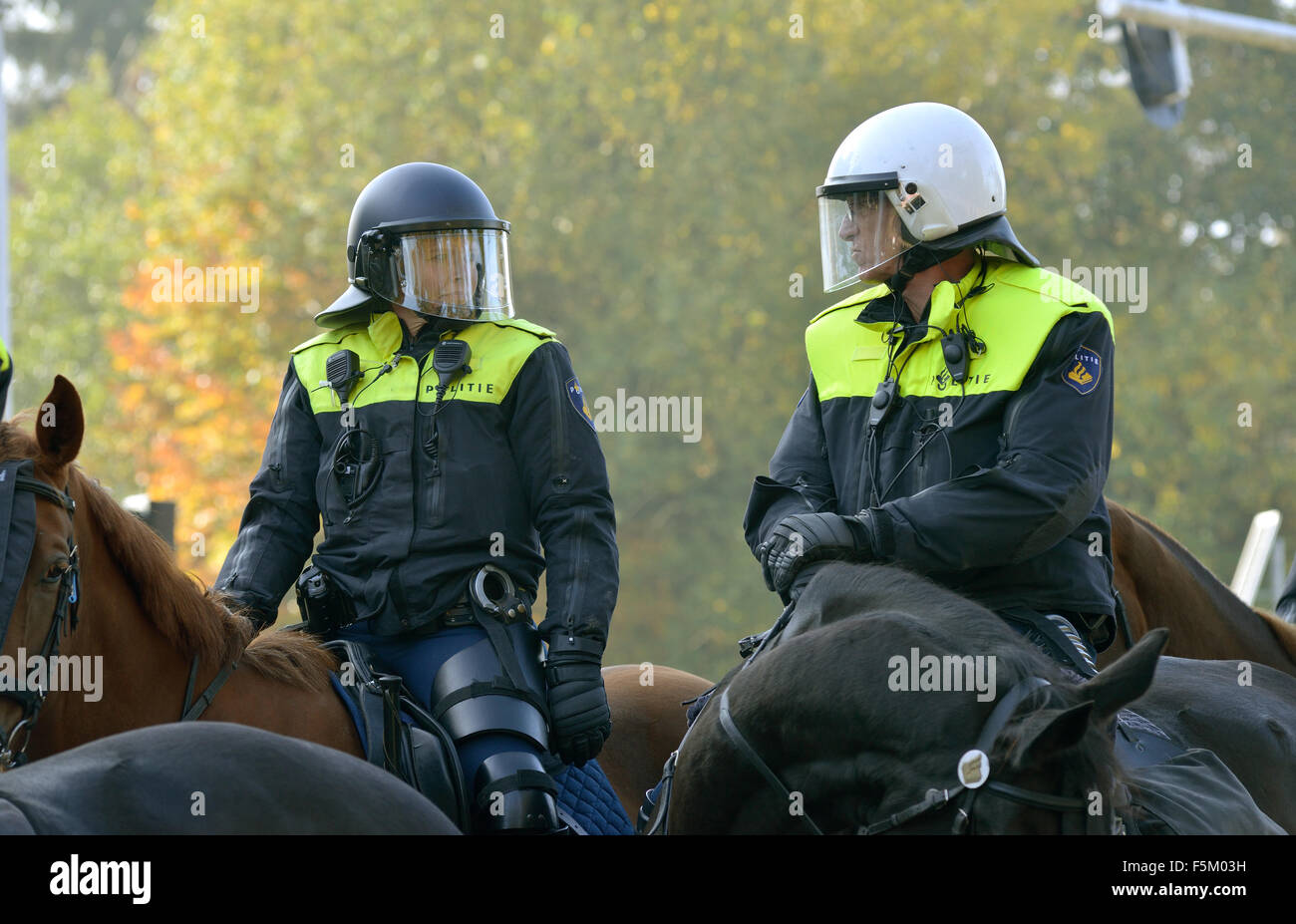 Sur un centre de la police ont un œil pour la sécurité lors d'une manifestation Banque D'Images