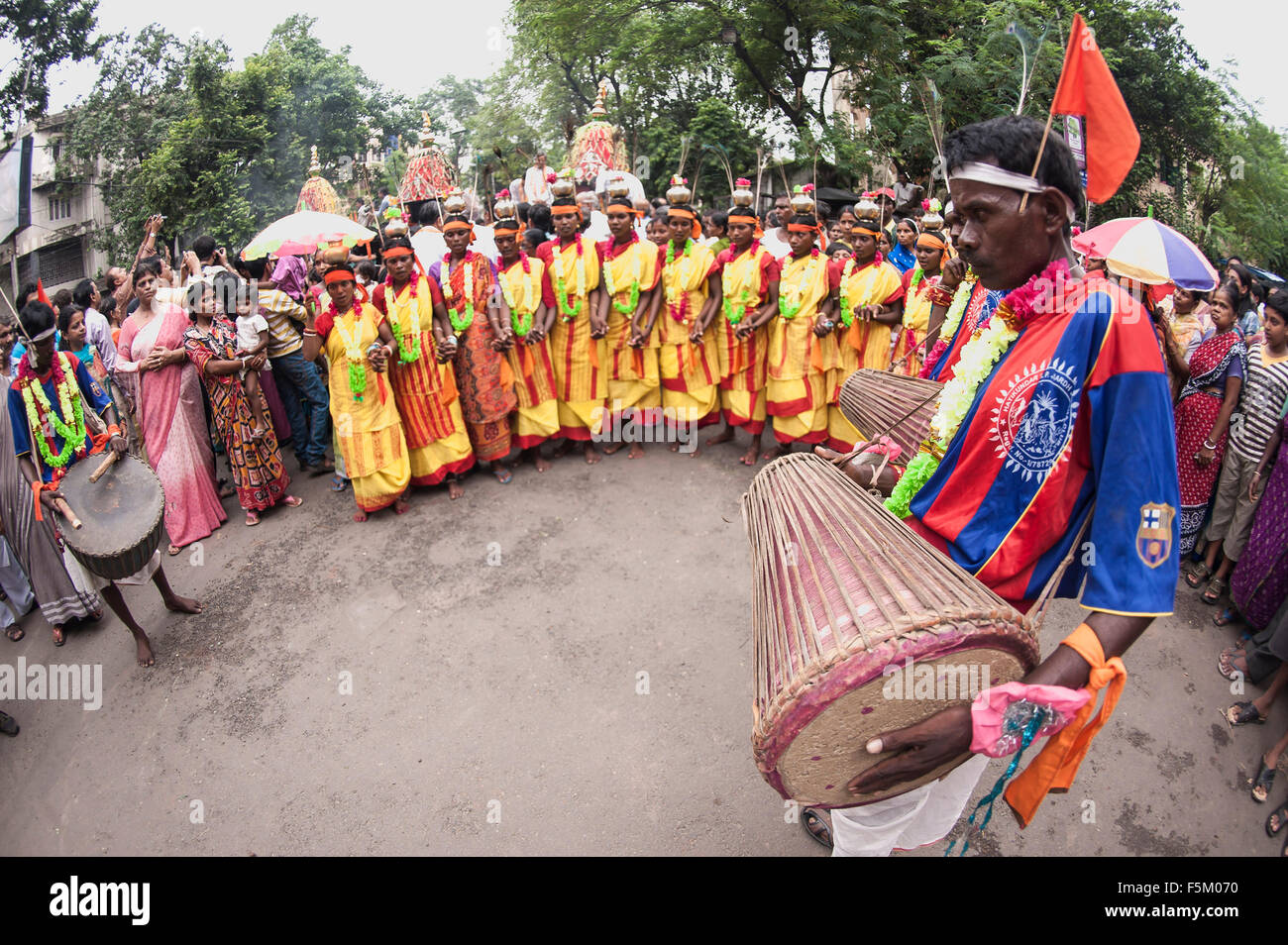 Tribal Santhal Street dance, Jagannath Rath Yatra, Kolkata, Bengale occidental, Inde, Asie, Indien, asiatique Banque D'Images