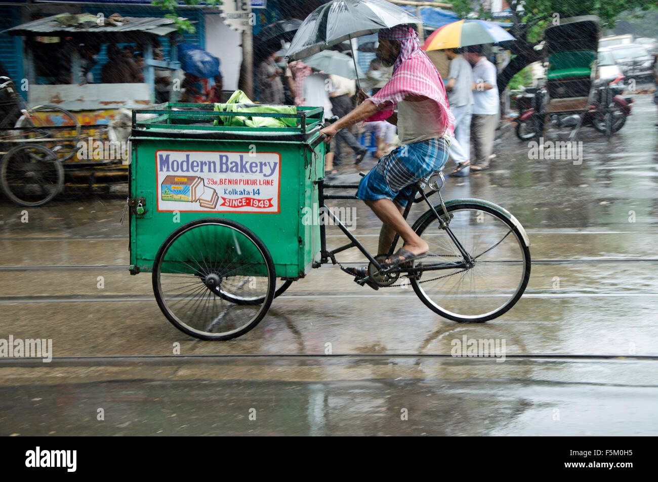Homme portant les produits de boulangerie sur tricycle, Kolkata, Bengale occidental, Inde, Asie Banque D'Images