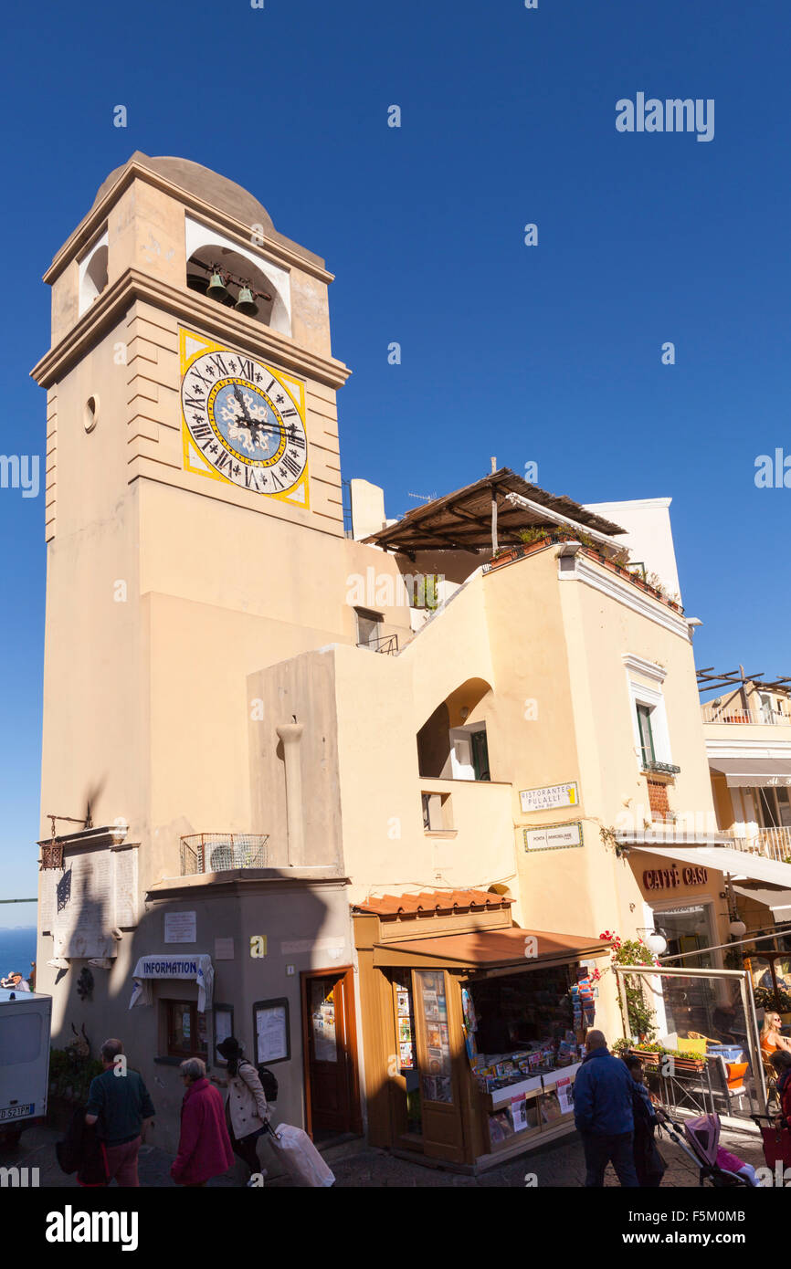 La tour de l'horloge sur la Piazza Umberto I, La Piazzetta, la place principale de la ville de Capri sur l'île de Capri, Italie Banque D'Images