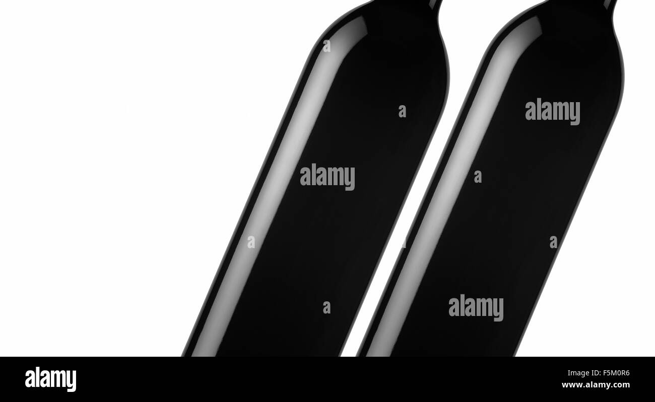 Deux bouteilles de vin rouge détail avec des chemins sur fond blanc Banque D'Images